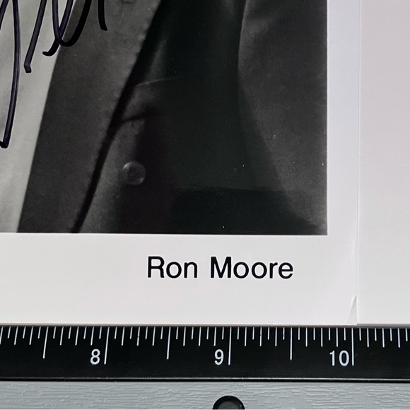 STAR TREK Rare Signed 8x10 Photo / BRANNON BRAGA, Lolita Fatjo, RONALD D. MOORE - Picture 6 of 6